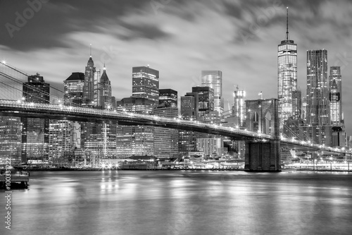 Obraz w ramie Manhattan and Brooklyn Bridge black and white, New York