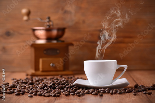 Fotografie, Obraz Tazza di caffè con Fumante macinino sullo sfondo