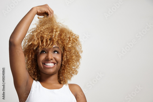 Zdjęcie XXL czarna kobieta ma zabawę z włosami