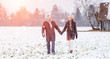 Senioren Paar macht Spaziergang im Winter