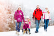 Familie bei Winter Spaziergang im Schnee in Winterurlaub 