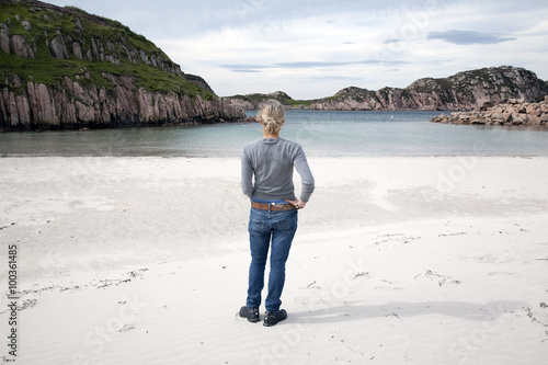 Fotografía Young Woman on Beach at Fionnphort, Isle of Mull, Scotland, UK