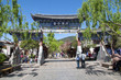brama prowadząca do miasteczka w pobliżu Lijiang w Chinach