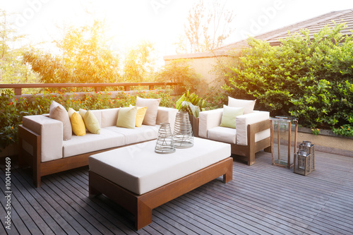 Fotografía Muebles de diseño elegante y moderno en el patio