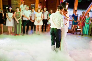 Amazing first wedding dance on heavy smoke