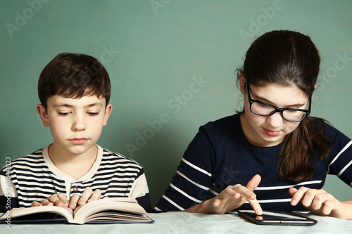 Fotografía boy read book girl play tablet computer games