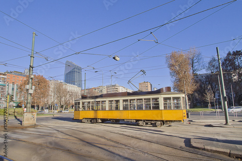 Naklejka samoprzylepna Mediolan z żółtym tramwajem w piazza della Repubblica w Lombardy Italy Lombardy Italy