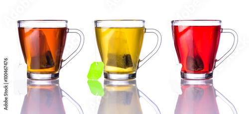 trzy-rodzaje-herbaty-w-kubkach-na-bialym-tle