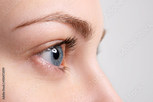 Fotografía Ascendente cercano del ojo azul con maquillaje natural