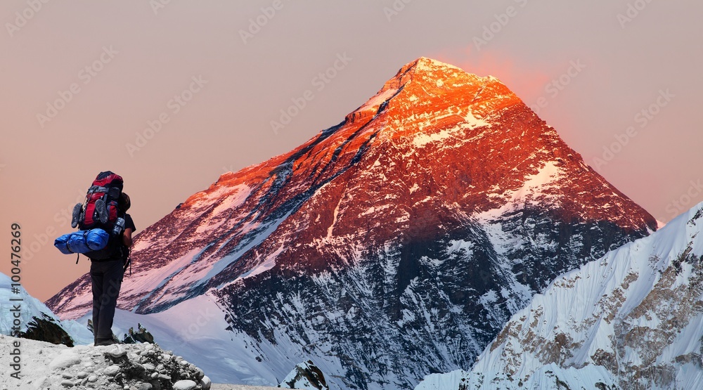  Mount Everest from Gokyo valley with tourist - obrazy, fototapety, plakaty 
