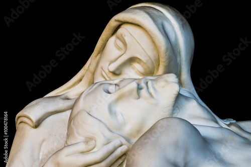 Obraz na płótnie canvas Ponad 100-letnia madonna religijna statua i chrystus (współczucie)