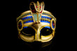 Maske Kleopatra Gold Vor schwarzem Hintergrund
