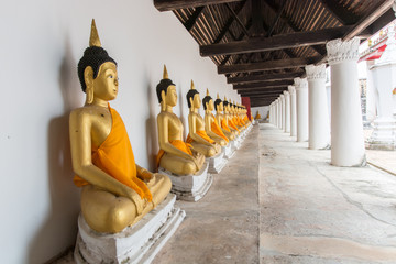 Many golden buddha statues at Wat Wang (Phatthalung City, Thaila