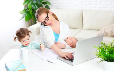 Fototapete - business  mother works at home via the Internet with their child