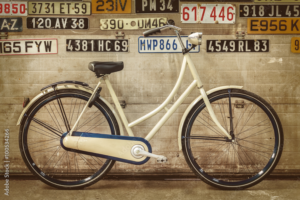 Retro damski rower w starej fabryce - obrazy, fototapety, plakaty 