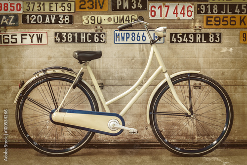 Nowoczesny obraz na płótnie Vintage lady bicycle in an old factory