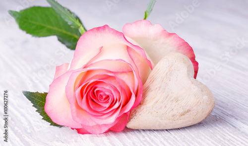 Naklejka dekoracyjna Beautiful pink rose with wooden heart