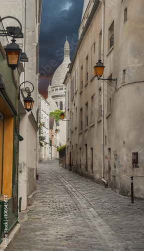 waska-sredniowieczna-ulica-blisko-montmartre-paryz-francja