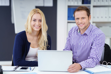 Canvas Print - junges erfolgreiches business-team am schreibtisch im büro