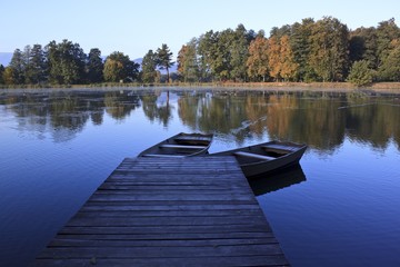  Opuszczone łodzie w jeziorze