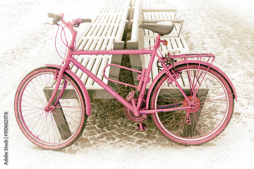 Obraz w ramie pink bike on a snowy street