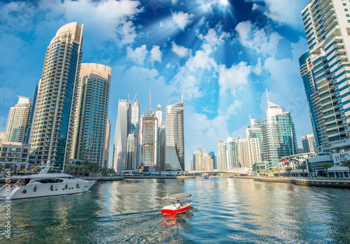 Zdjęcie XXL Budynki i linia horyzontu Dubaj Marina przy półmrokiem