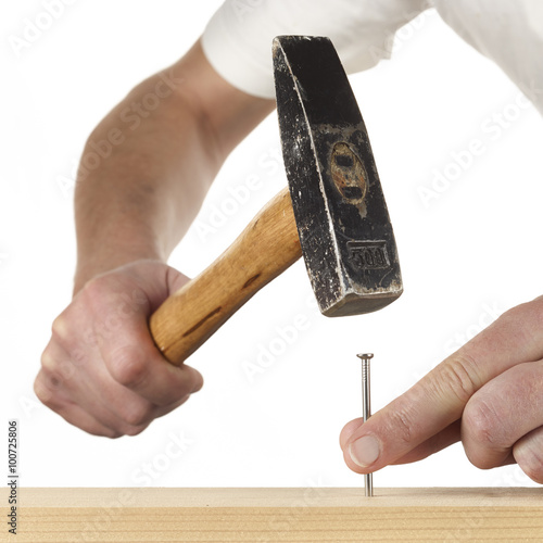 Hammer und Nagel - kaufen Sie dieses Foto und finden Sie ...