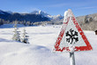 Warnschild an Straße gegen Eis, Schnee und Glätte