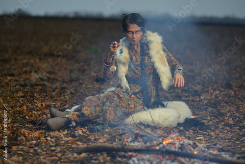 Obraz Dibond piękna dziewczyna w stylu Indian amerykańskich.