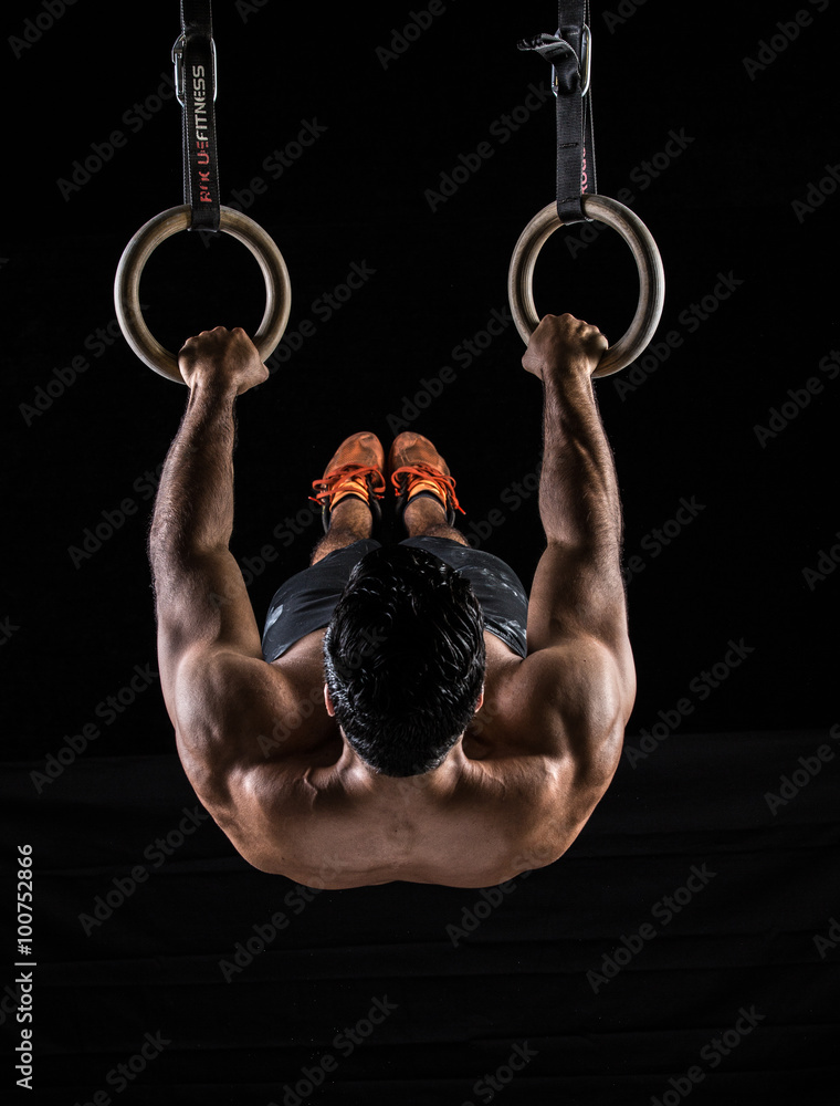 Foto Body Builder on Gym Rings