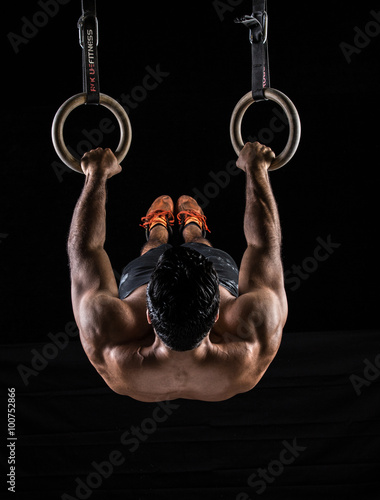 Body Builder sur Gym Rings Poster Mural XXL