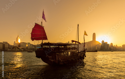 Photo Hong Kong Victoria Harbor and Junk boat