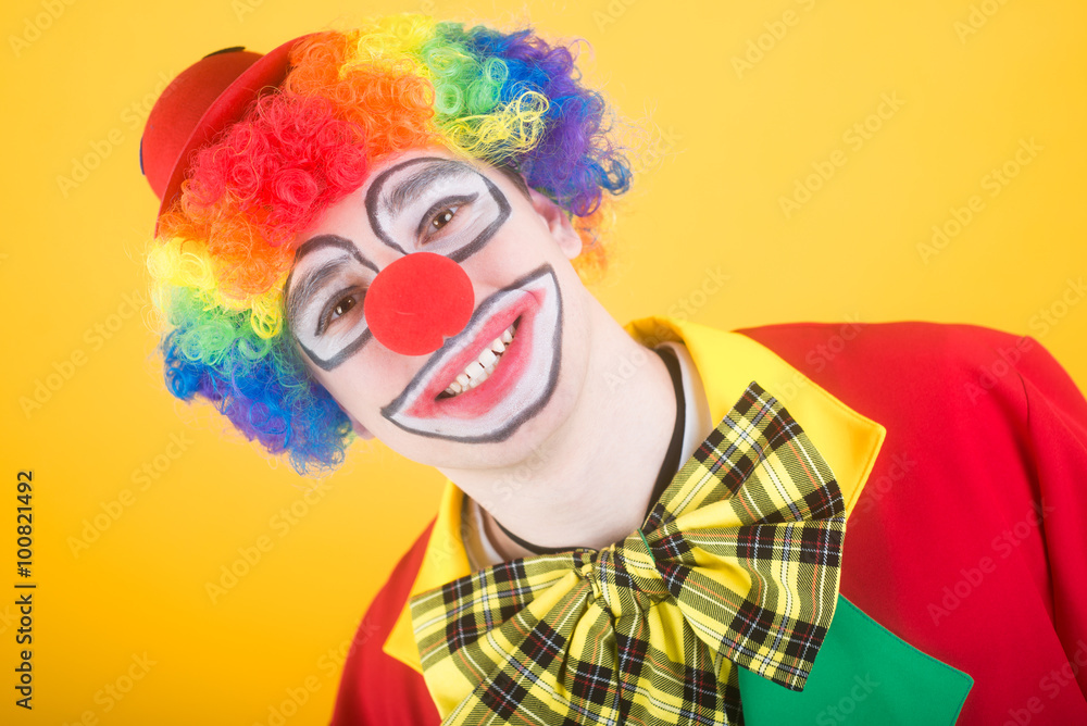 Gamesageddon Stock Lustiger Clown Vor Gelben Hintergrund