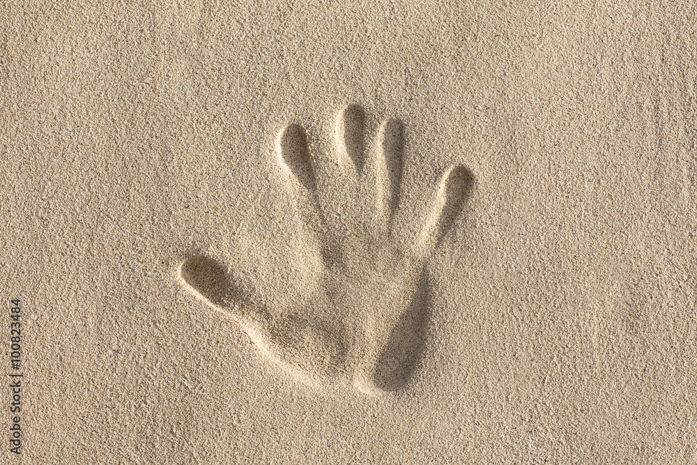 Odcisk dłoni na piasku - obrazy, fototapety, plakaty 