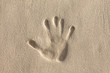 Odcisk dłoni na piasku