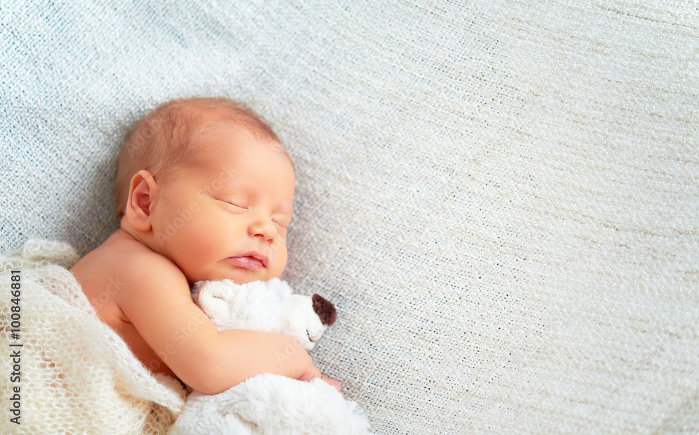 Cute newborn baby sleeps with toy teddy bear - obrazy, fototapety, plakaty 