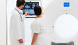Doktor und Krankenschwester analysieren Daten aus dem CT am Bildschirm im Hospital