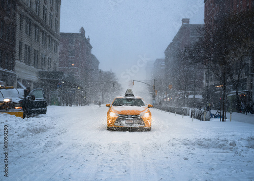 Plakat Miasto Nowy Jork Żółta taksówka w śniegu