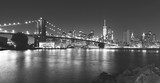 Fototapeta Nowy Jork - Black and white picture of New York at night.