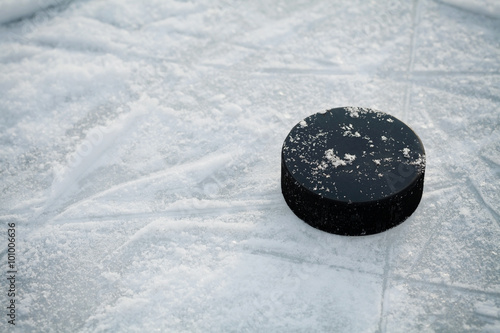 Zdjęcie XXL Krążek hokejowy na lodowisku hokejowym