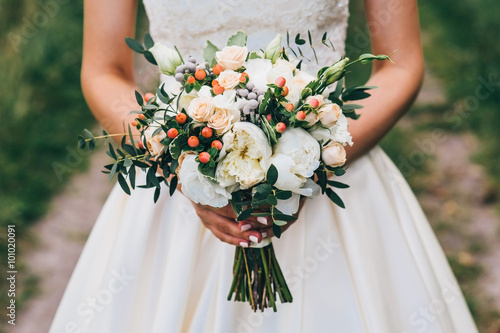 Foto bride holding a bouquet of flowers in a rustic style, wedding bouquet
