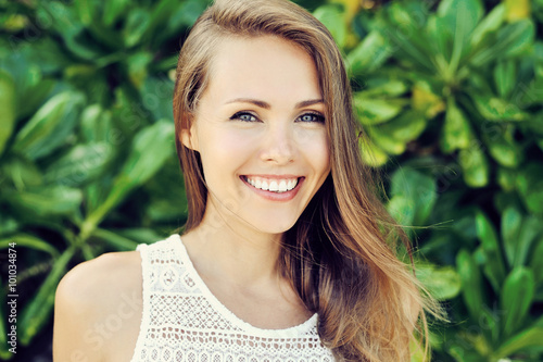 Zdjęcie XXL Piękna młoda uśmiechnięta kobieta - zbliżenie