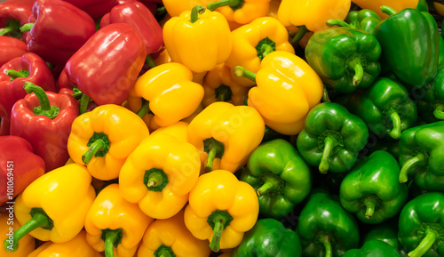 Cuadros en Lienzo Red, yellow, and green bell peppers (capsicum) background