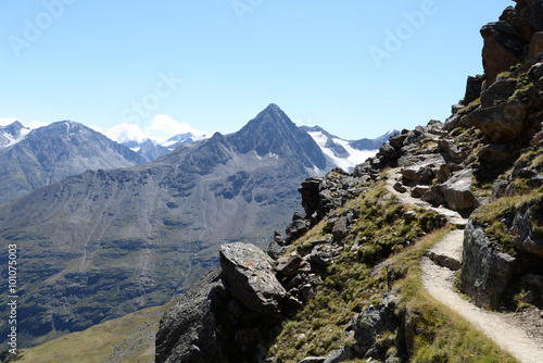 Fototapeta na szkło Ścieżka w Breslauer Hütte, Alpy Ötztalskie