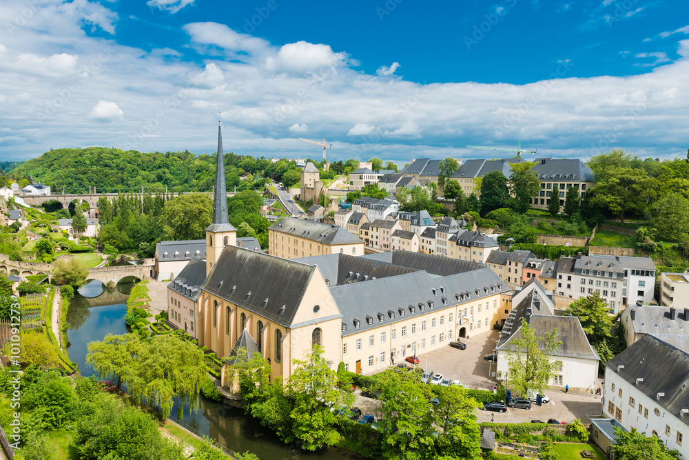 Obraz na płótnie View on the Grund district of Luxembourg City with Neumuenster A w salonie