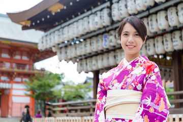 Canvas Print - Woman wearing the kimono dress at temple