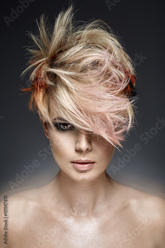 Plakat Portret kobieta z barwioną fryzurą