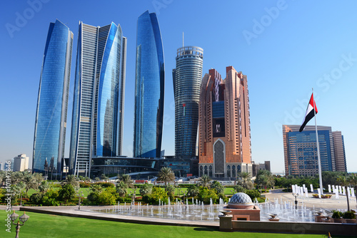 fontanna-i-dapacze-chmur-w-abu-dhabi-w-sloneczny-dzien
