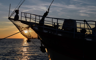 Wall Mural - Schiff bei Sonnenuntergang