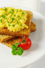 Canvas Print - Scrambled eggs ith chopped chives on toast